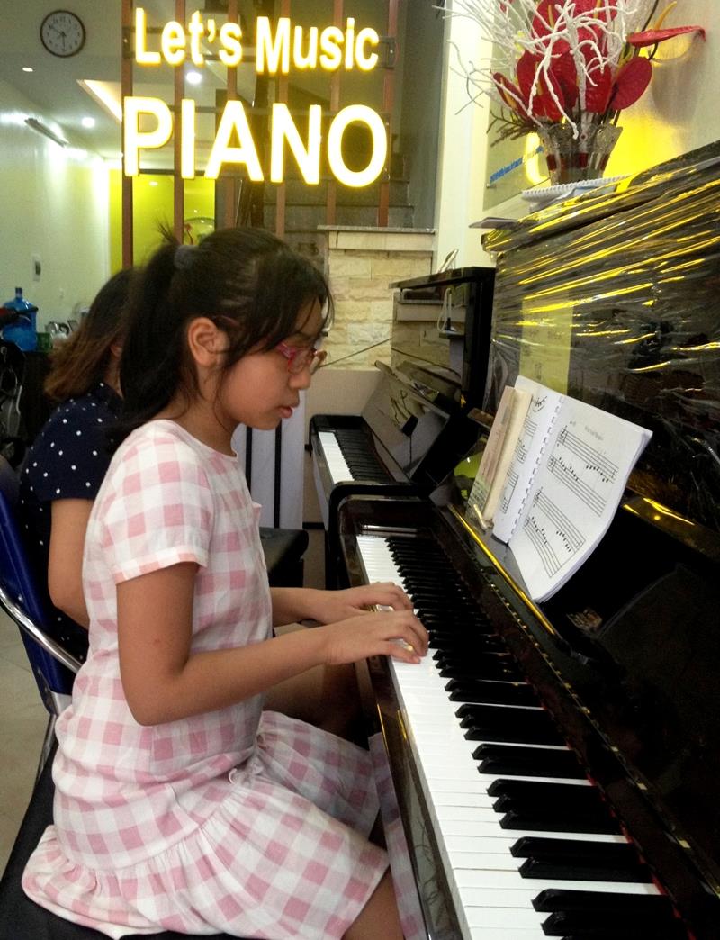 Trẻ học đàn piano